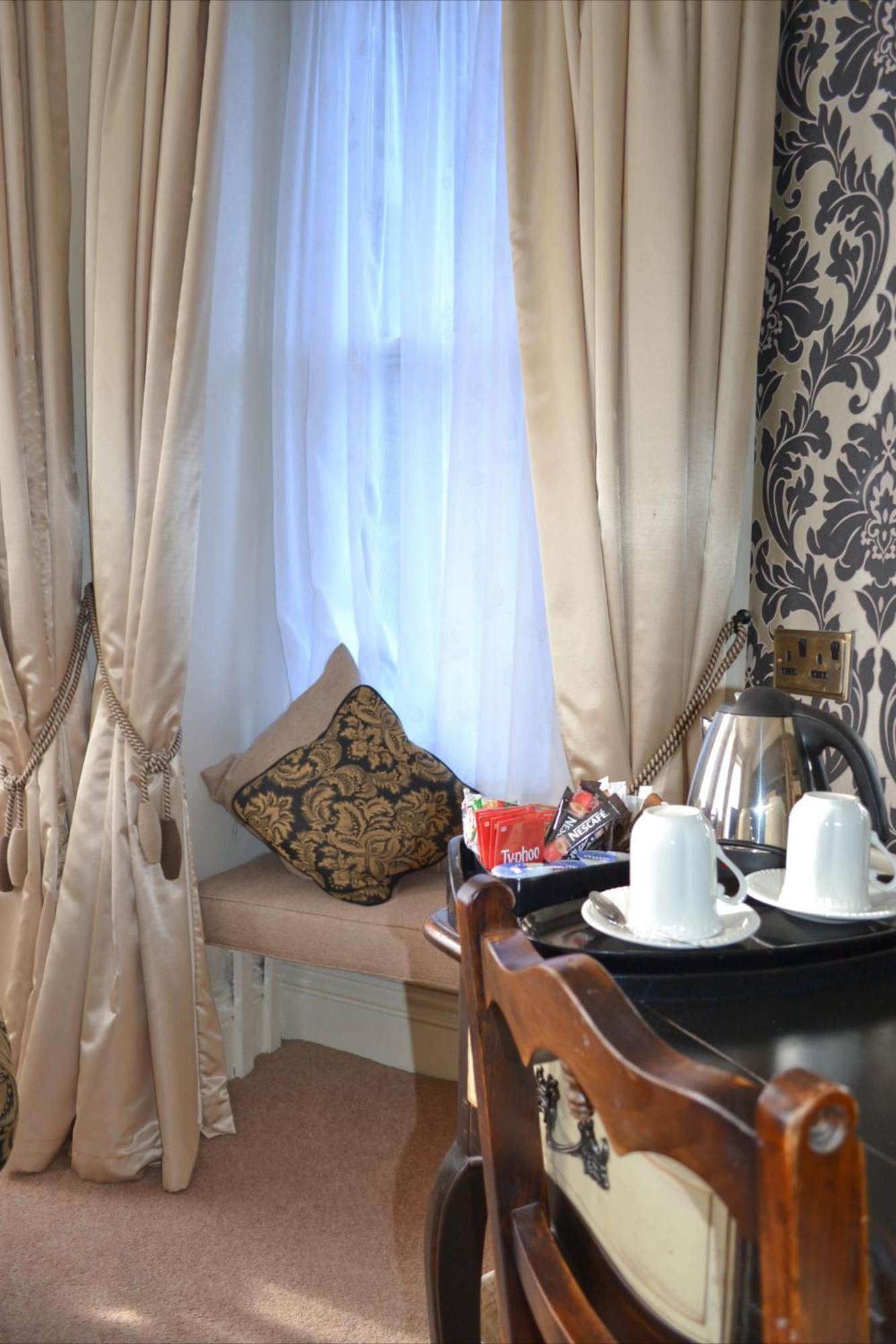 Stags Head Hotel โบว์เนส ออน วินเดอเมียร์ ภายนอก รูปภาพ